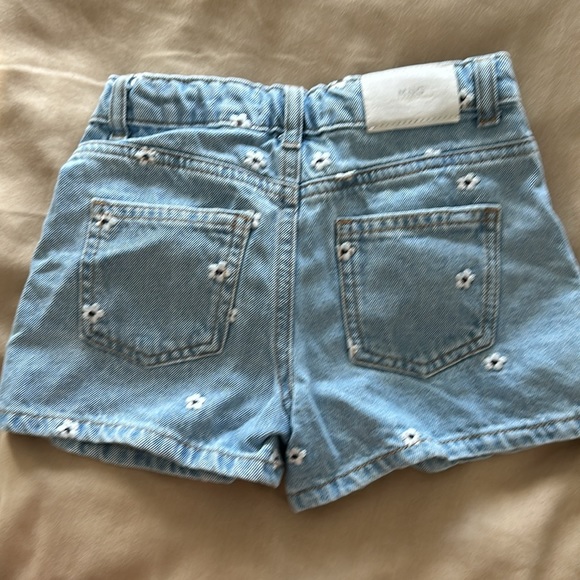 Mango girl shorts with daisys - Picture 3 of 3